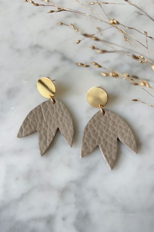 Oorbellen bloom your way*leer gold filled*taupe