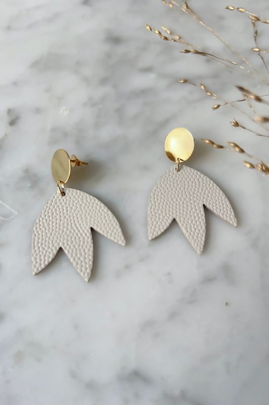 Oorbellen bloom your way*leer gold filled*bubbly beige